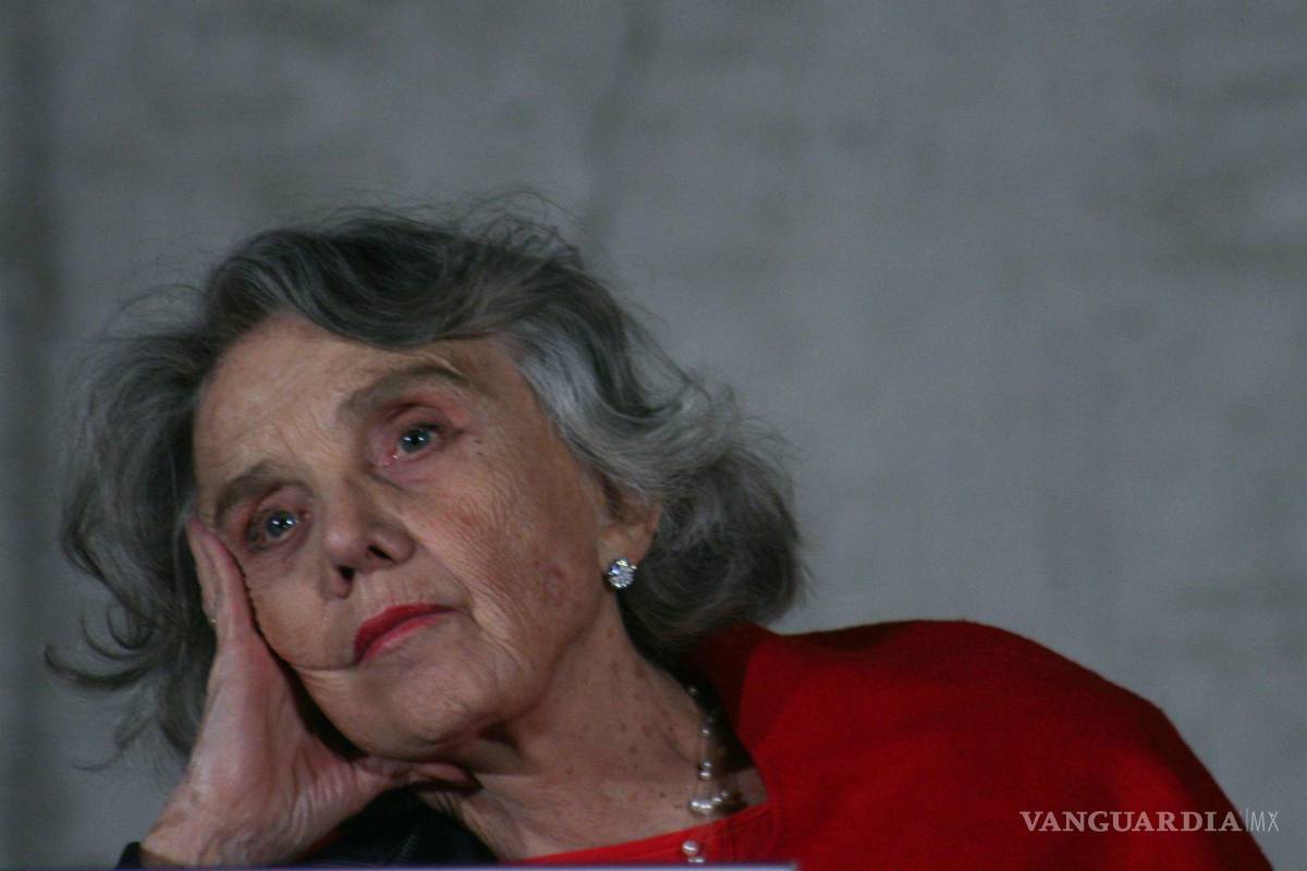$!21NOVIEMBRE2008.- La escritora y periodista Elena Poniatowska, durante la mesa redonda El arte de novelas III en El centro cultural del México.