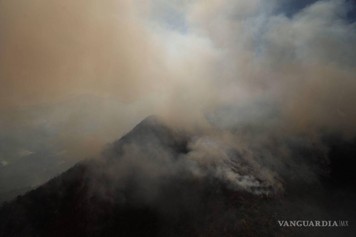 $!Saltillo, Coahuila 19 de mayo de 2022. Autoridades informaron que están en espera un avión DC-10 que descargará de retardante y así poder sofocar las fuertes llamas.