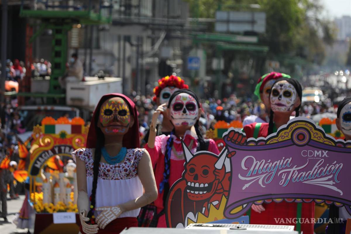 $!El desfile del Día de Muertos vuelve a la Ciudad de México, tras un año de obligado descanso por la pandemia con más de 1,000 participantes, 10 carros alegóricos, cuatro estrellas musicales, 350 bailares y acróbatas. EFE/Mario Guzmán