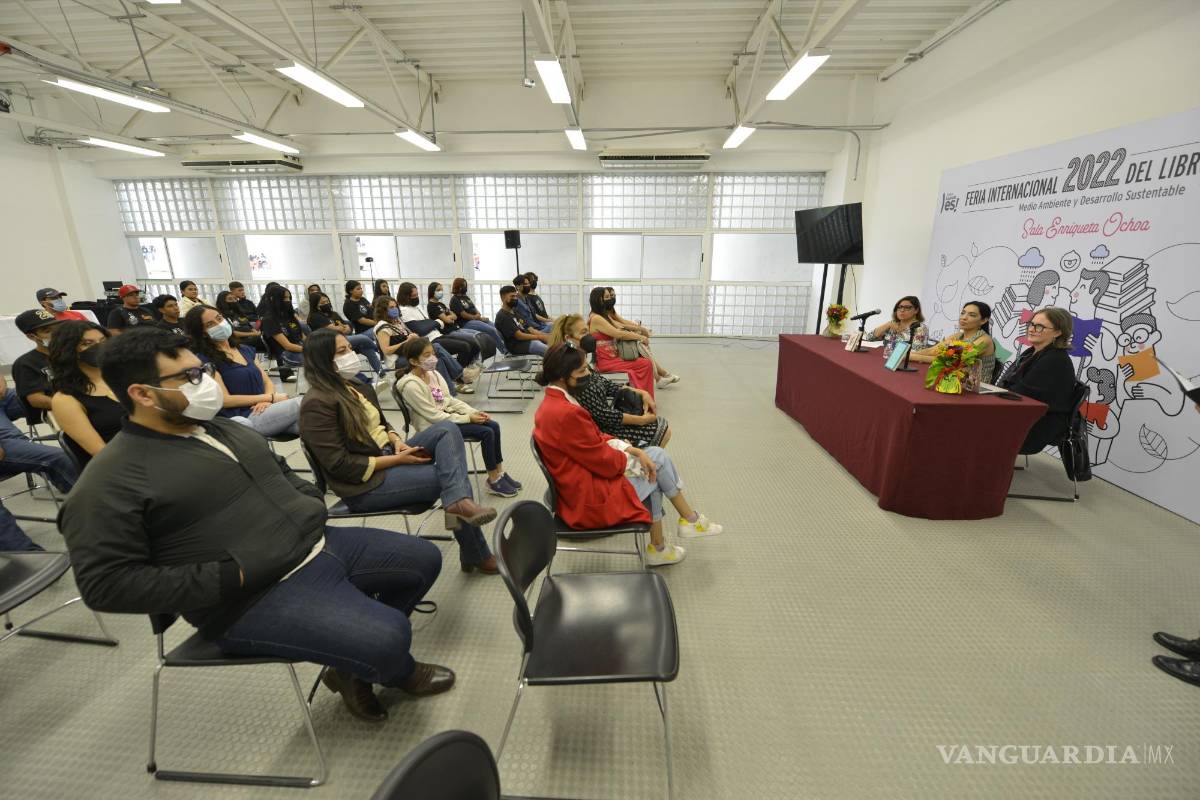 $!Saltillo, Coah. Mex. 15 de septiembre del 2022 Presentacion de los libros Músicas y La Casa Abierta, de Sylvia Georgina Estrada, en la FIL