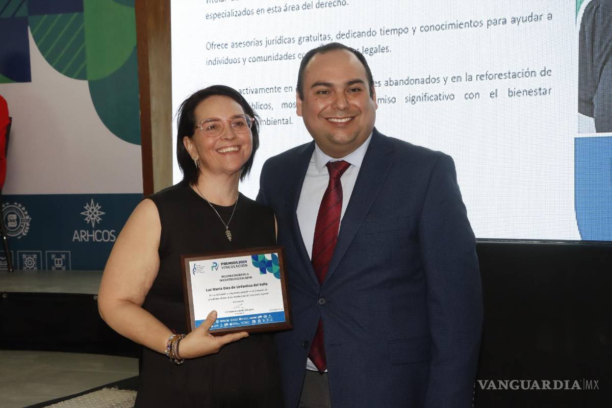 $!Docentes como Luz María Díez de Urdanivia del Valle recibieron con gran gusto su galardón.