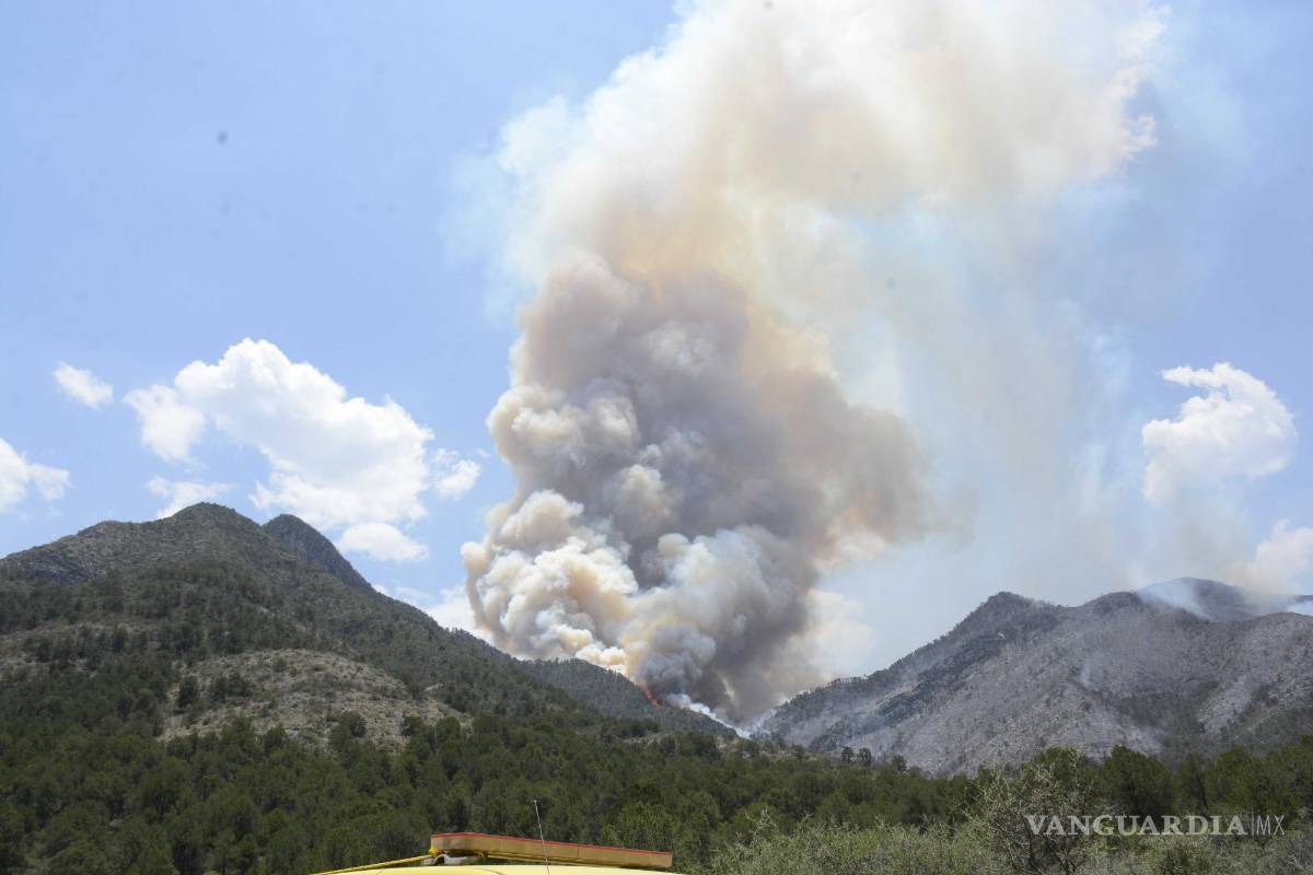 $!El incendio aun se encuentra fuera de control.