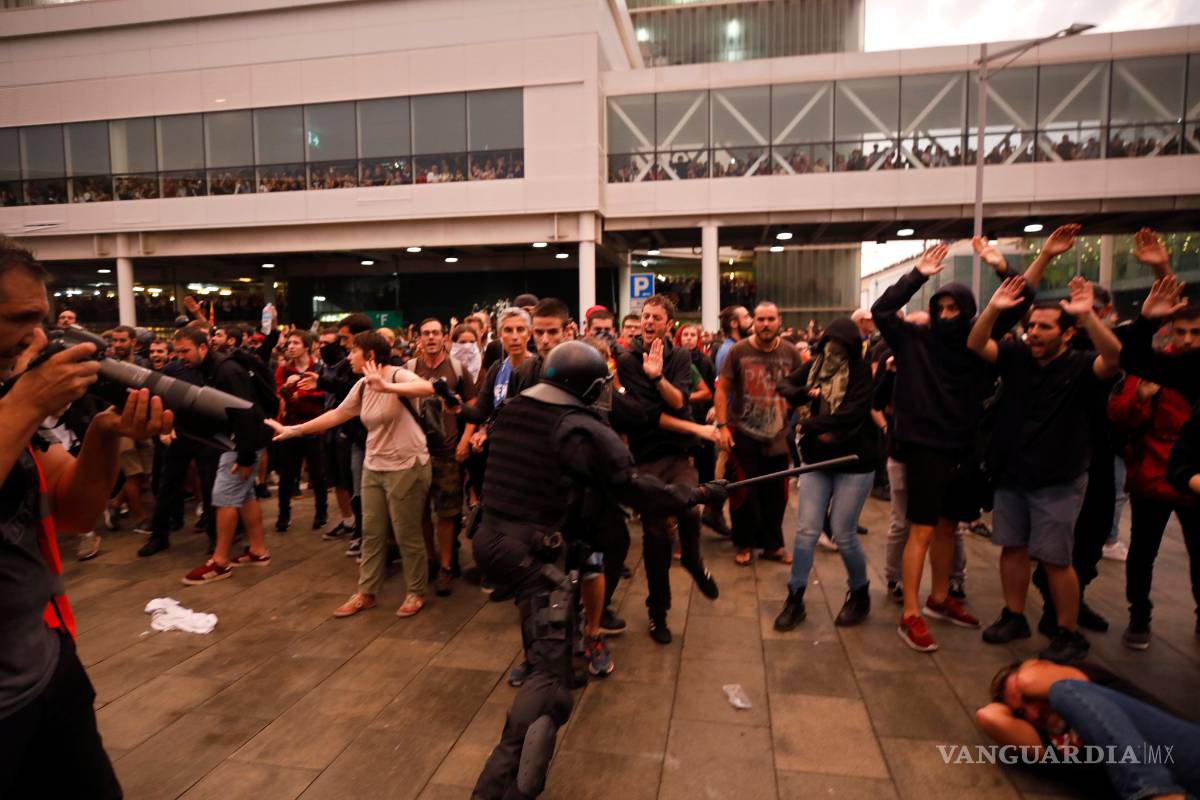$!Catalanes toman las calles y colapsan el aeropuerto de Barcelona