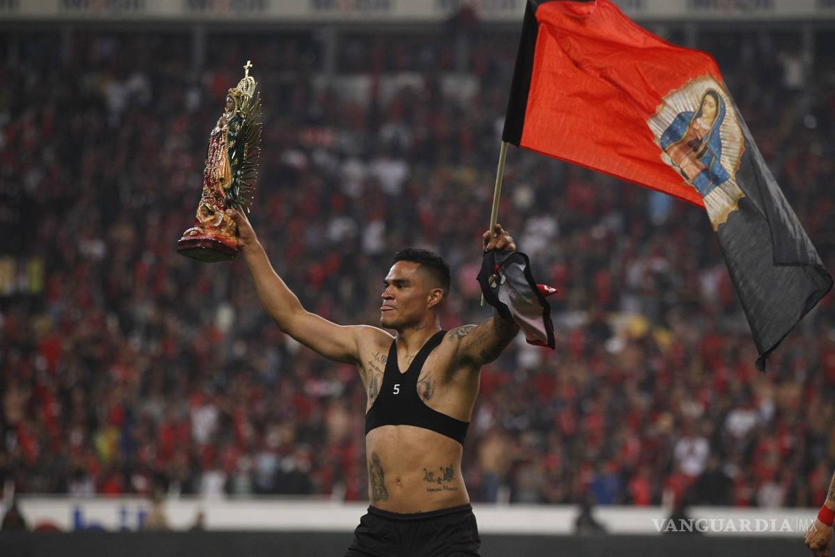 $!Anderson Santamaría del Atlas festeja con una imagen de la Virgen de Guadalupe. EFE/Francisco Guasco