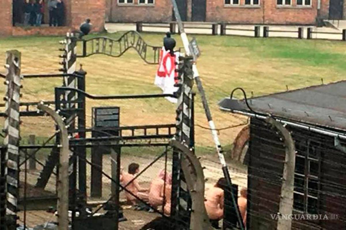 Profanan Auschwitz; un grupo de personas se desnudó, encadenó y degollaron un cordero