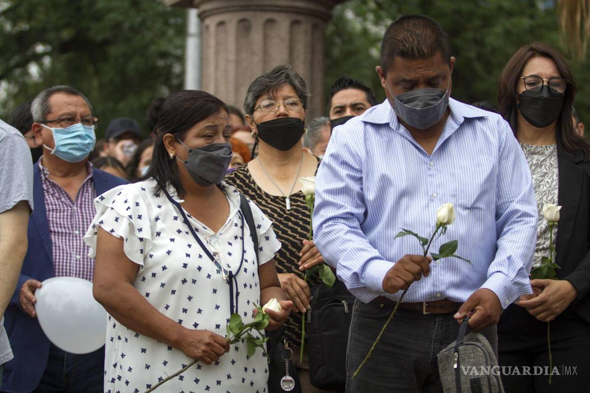 $!Madre y padre de Debanhi durante memorial a la joven en la Facultad donde estudiaba.