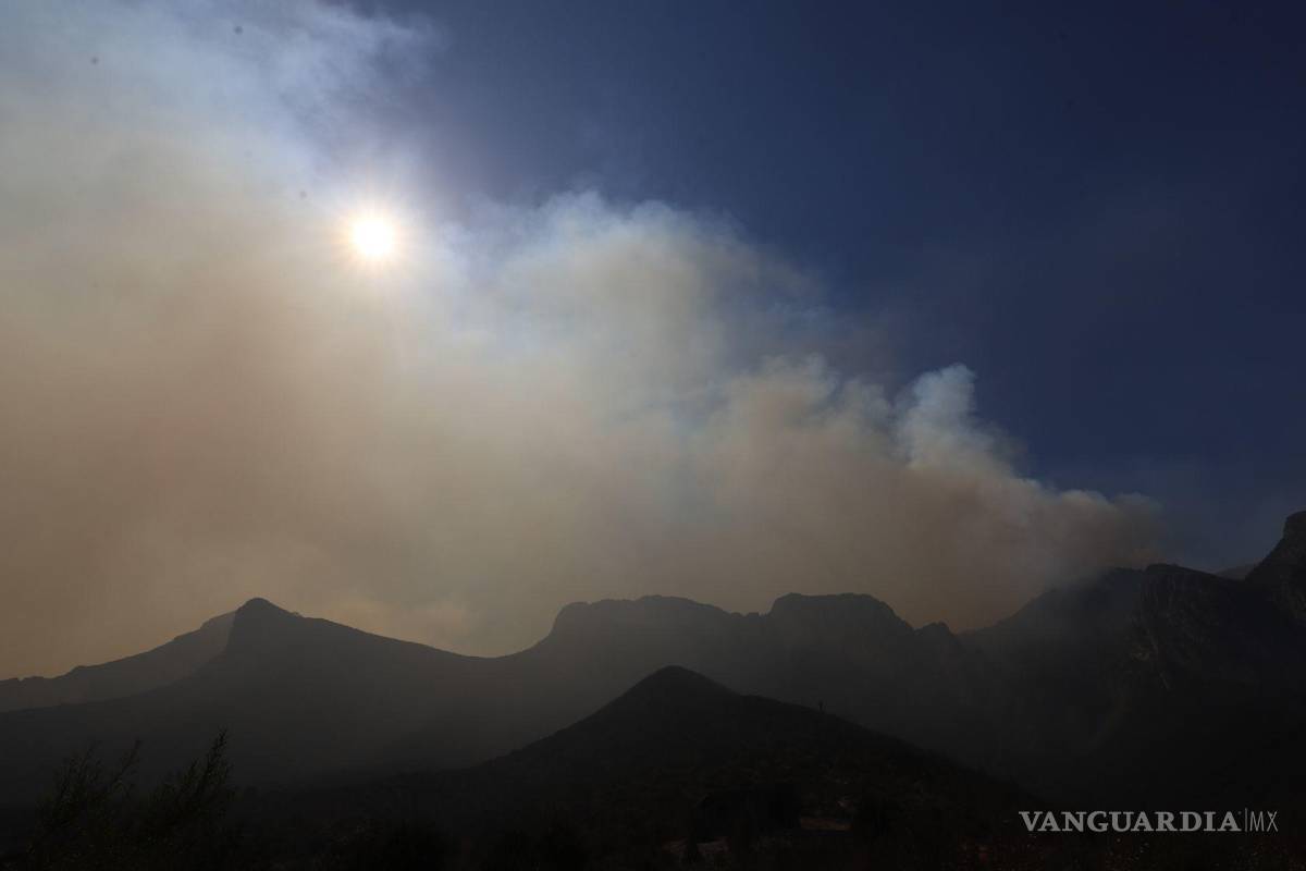 $!Saltillo, Coahuila 19 de mayo de 2022. Continúa el fuerte incendio en el cañón de San Lorenzo, en la Sierra de Zapaliname.