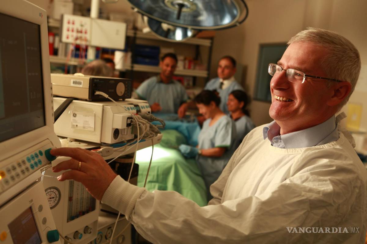 $!El profesor Peter Macdonald en el quirófano. EFE/The University of Queensland/Victor Chang Cardiac Research Institute