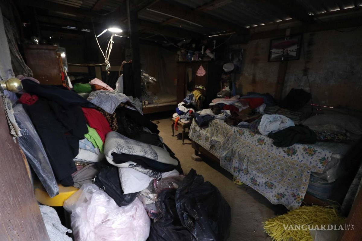 Habitantes de Franja Zaragoza en Saltillo reciben el frío en sus casas de lamina con hogueras de leña