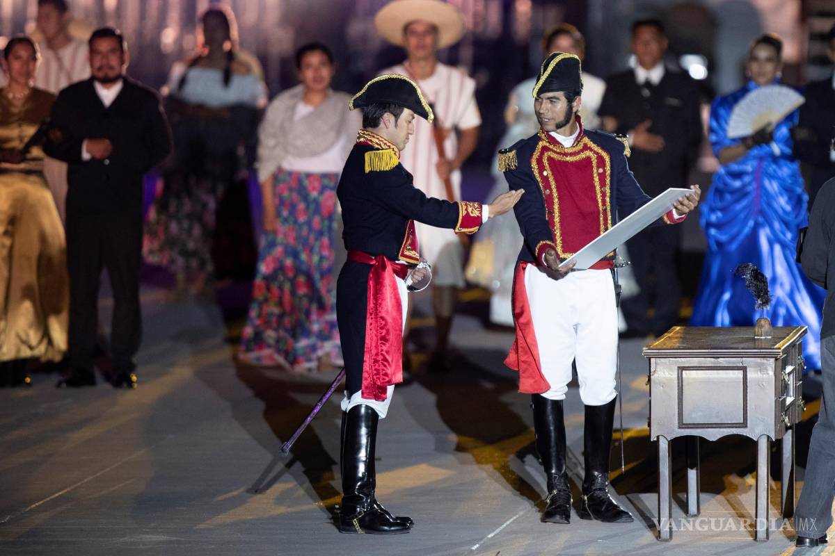 $!Fotografía que muestra la representación histórica durante la ceremonia del 200 aniversario de la consumación de independencia en Ciudad de México (México). EFE/Carlos Ramírez