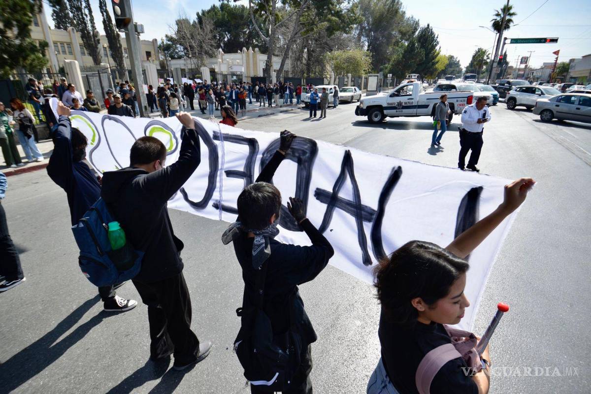 $!Saltillo: Bloquean estudiantes de la UAdeC bulevar Venustiano Carranza