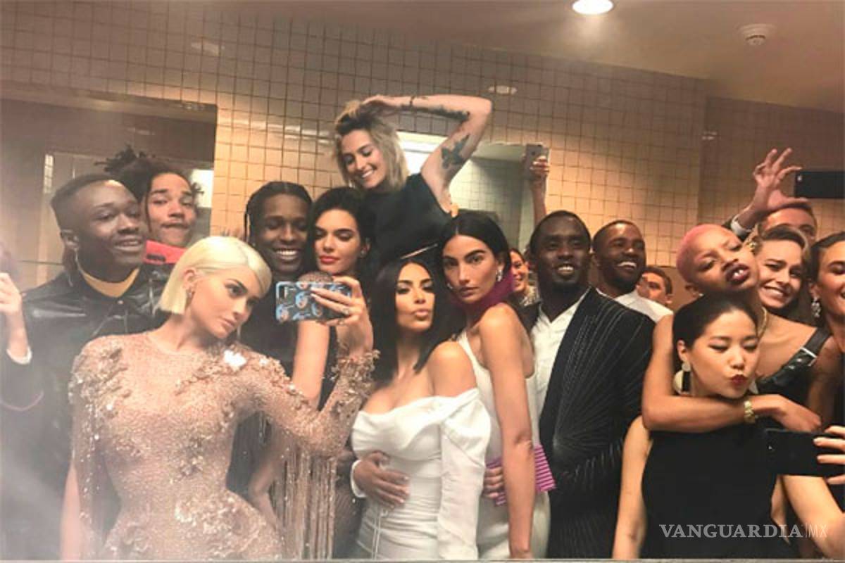 Kylie Jenner, Emily Ratajkowski y otros famosos no respetaron la regla de 'no selfies' de Wintour