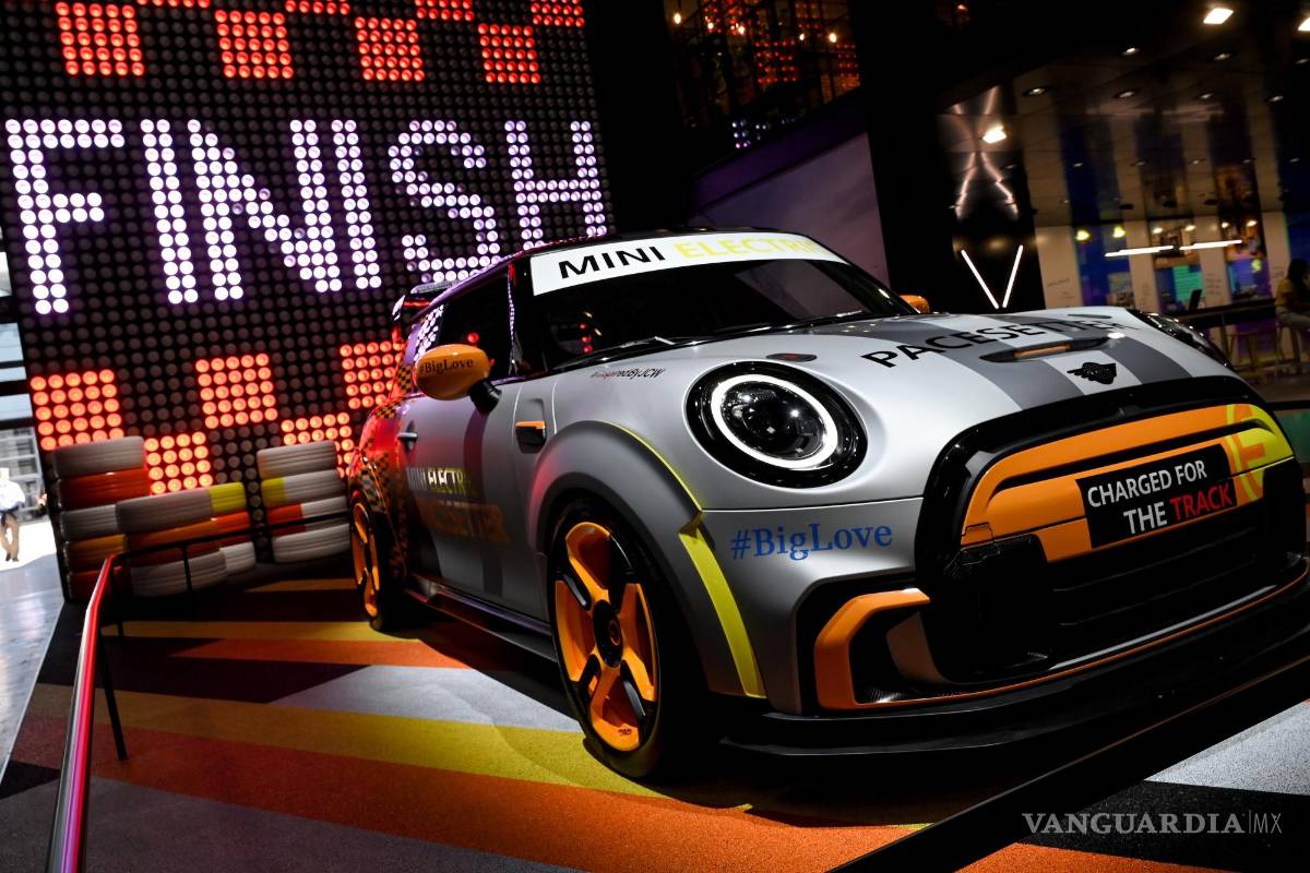 $!El Mini Cooper Electric en exhibición en el primer día de vista previa para la prensa del Salón Internacional del Automóvil IAA en Munich, Alemania. EFE/EPA/Sascha Stenbach