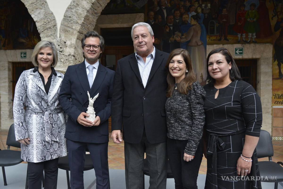 $!Recibe Natanael Espinoza, director y fundador de la OFDC, la Presea Manuel Acuña