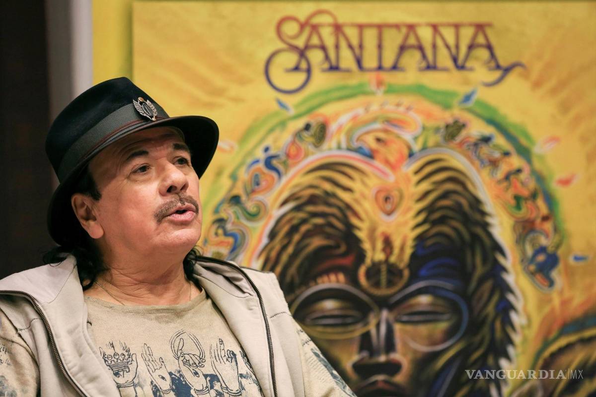 $!Carlos Santana el músico se recupera del desfallecimiento que sufrió sobre el escenario mientras actuaba en Michigan, tras sufrir un golpe de calor.