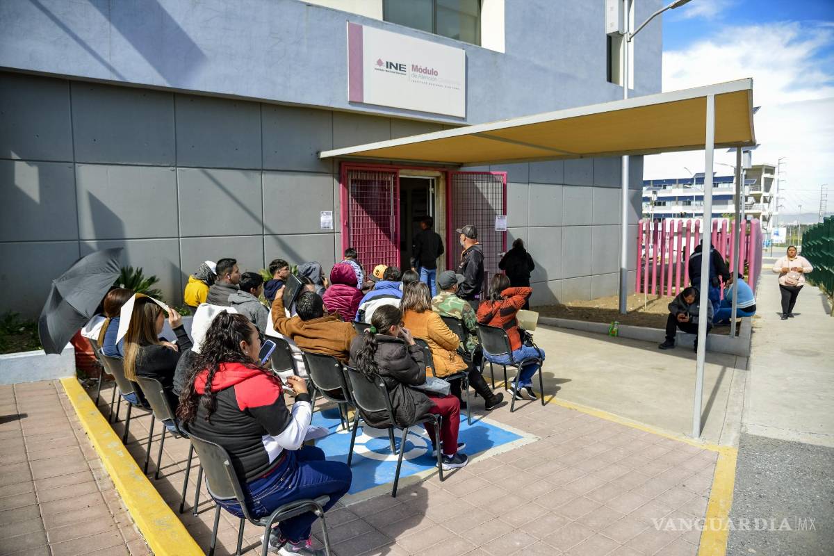 $!A pesar de la saturación en el sistema de citas en línea, ciudadanos acudieron al centro metropolitano para realizar el trámite, llevando consigo sillas, comida y paraguas para afrontar la espera.