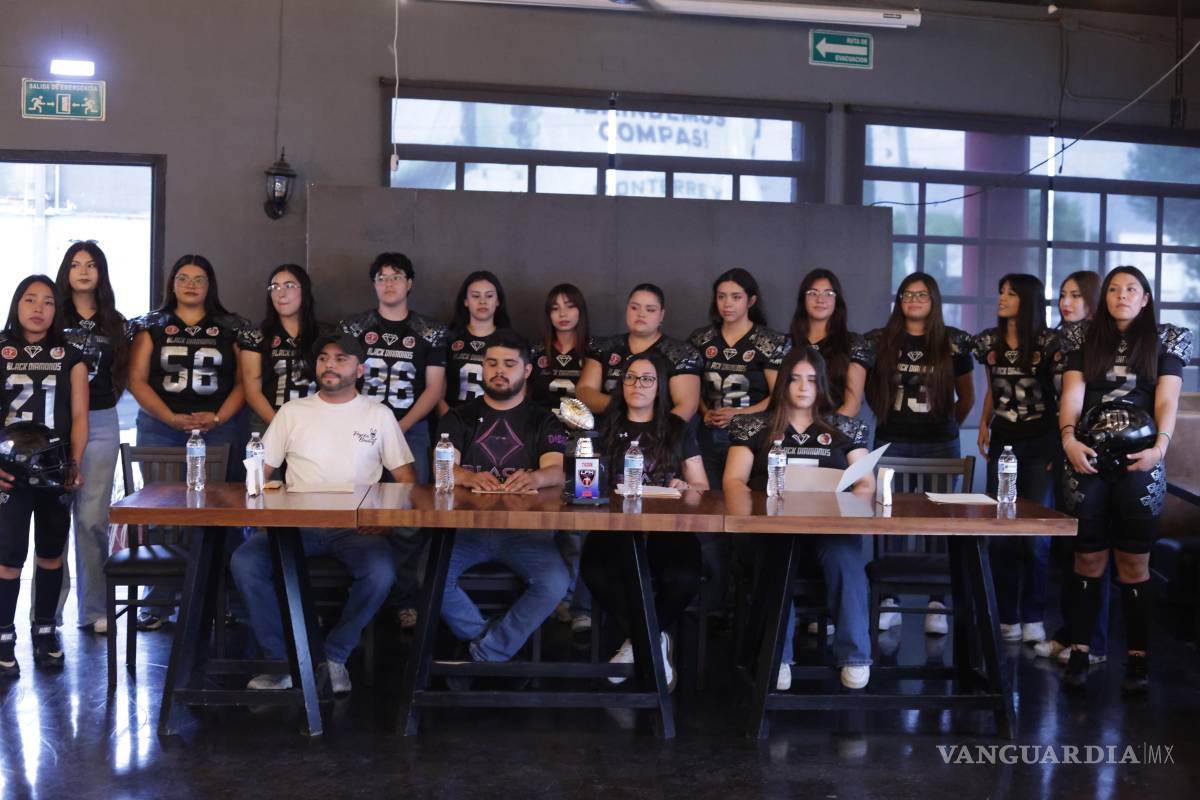 $!Las jugadoras de Black Diamonds posaron con la nueva imagen del equipo durante la rueda de prensa realizada en Saltillo.