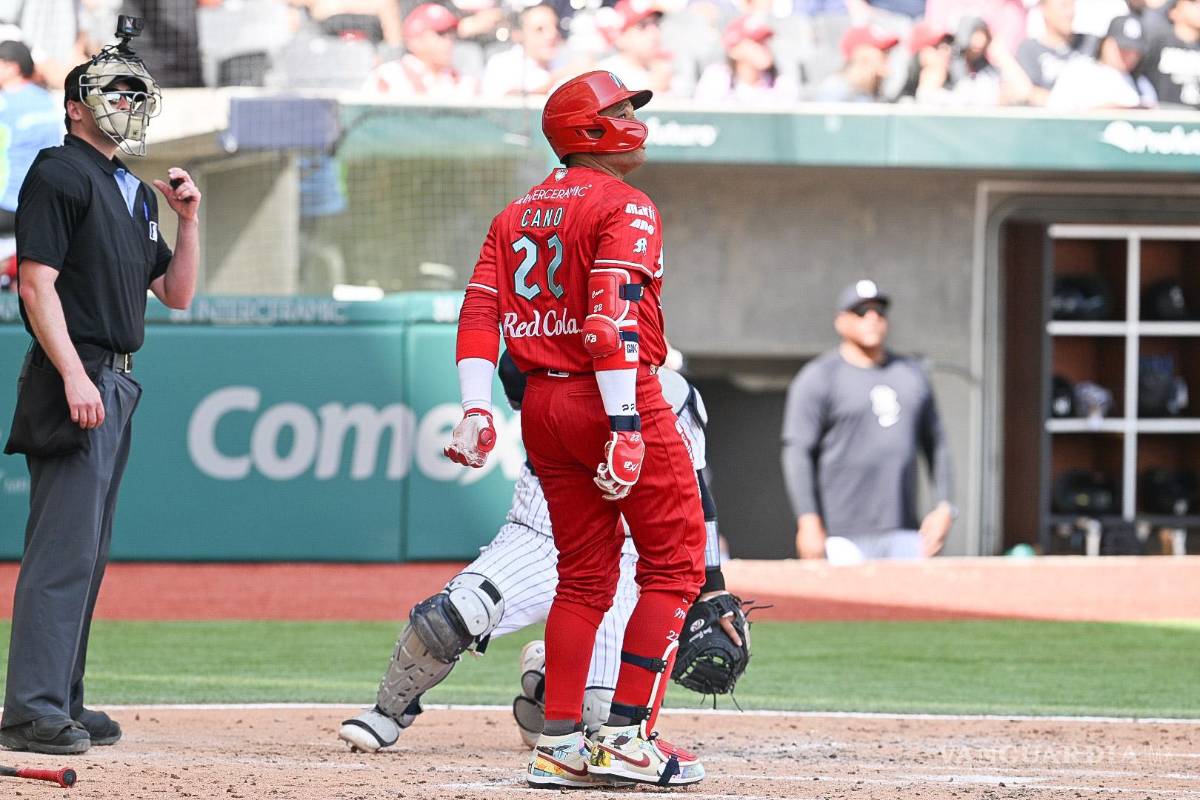 $!Robinson Canó celebra su jonrón crucial que ayudó a los Diablos Rojos a asegurar la victoria sobre los Yankees.
