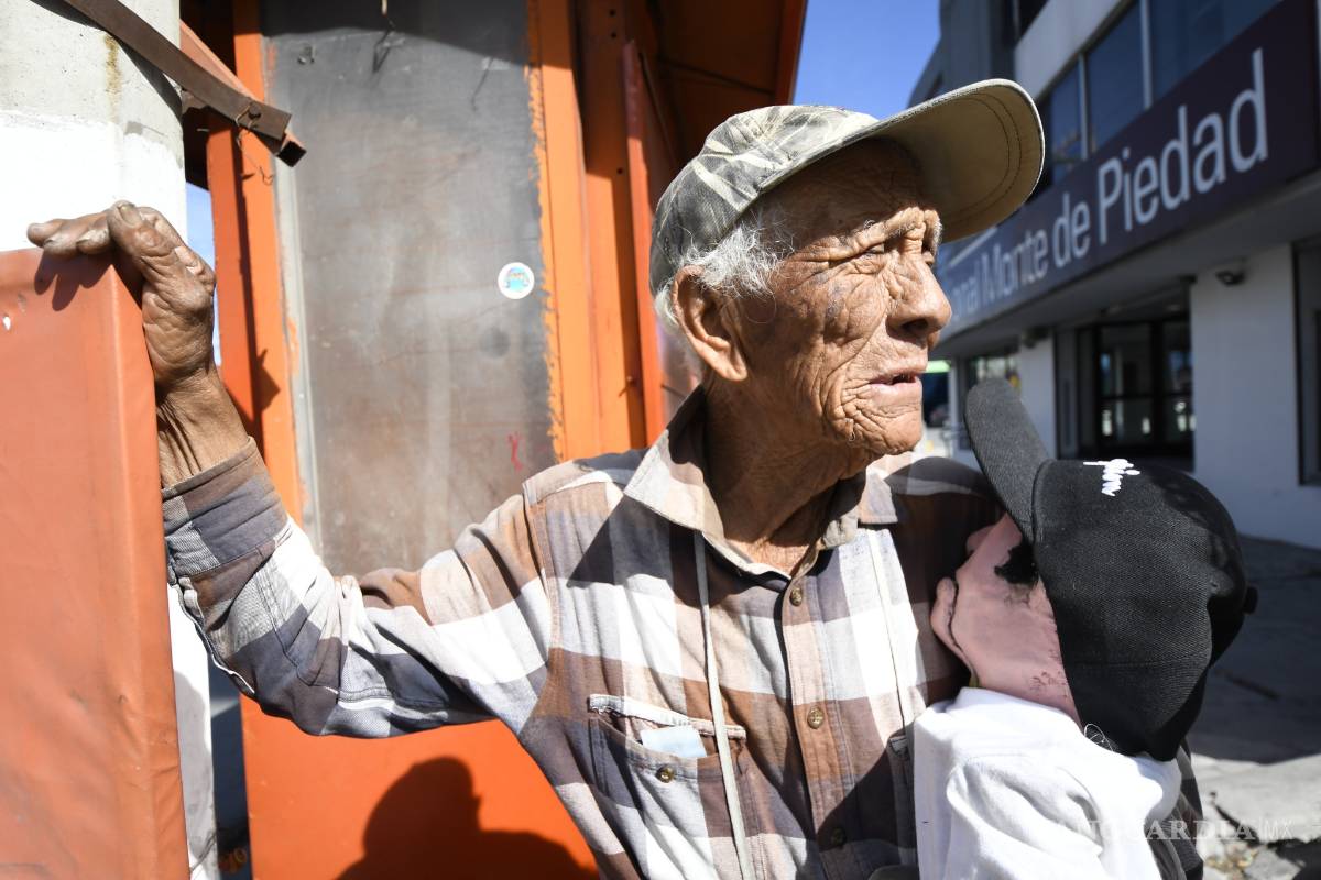 $!Mejora salud de don José, a quien robaron su títere en Saltillo