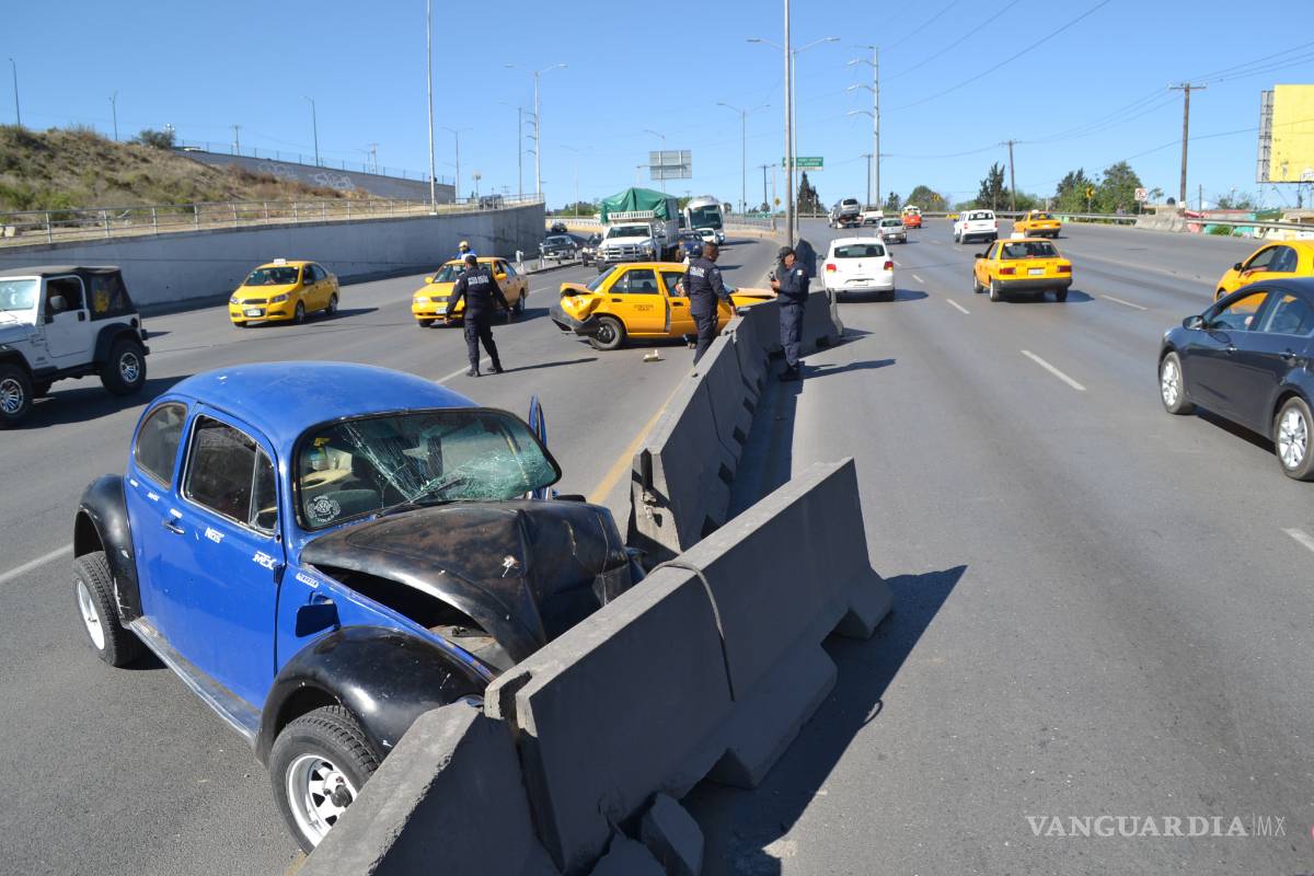 Provoca carambola en cambio de carril
