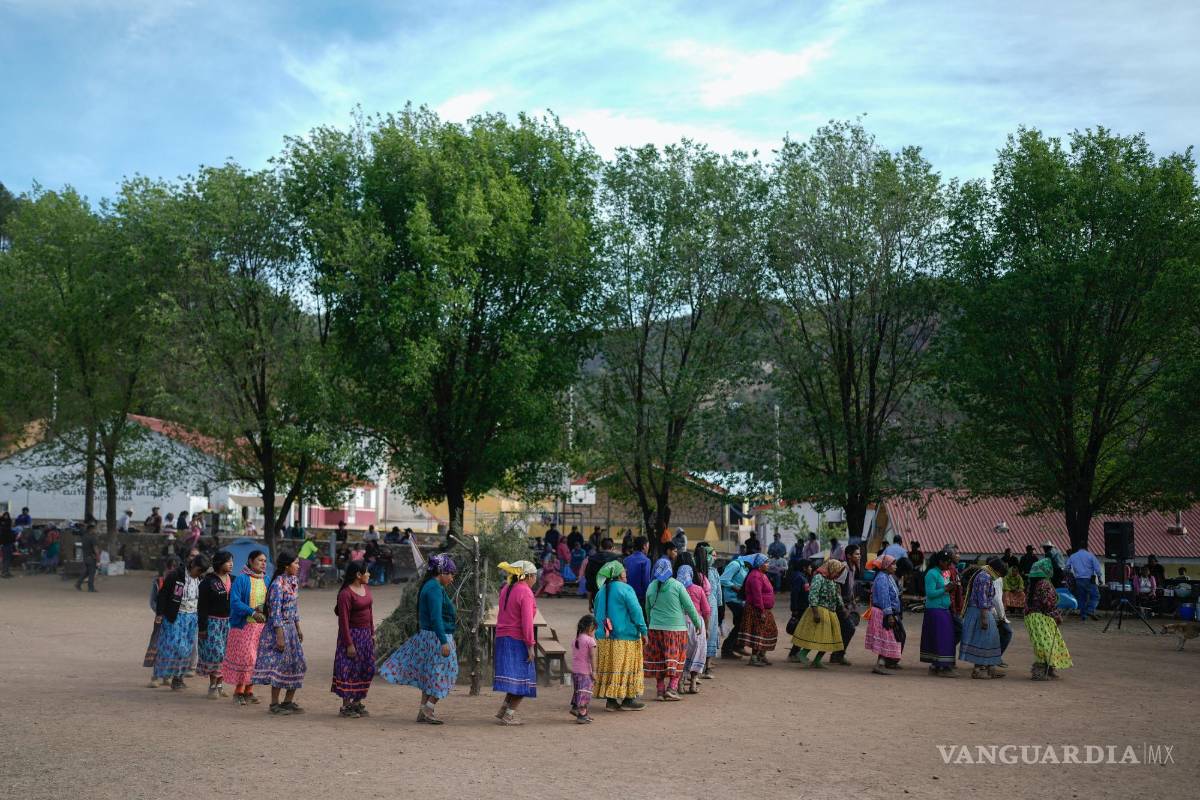 $!Los indígenas rarámuri rodean un altar durante una ceremonia sagrada Yumari en Cuiteco, México.