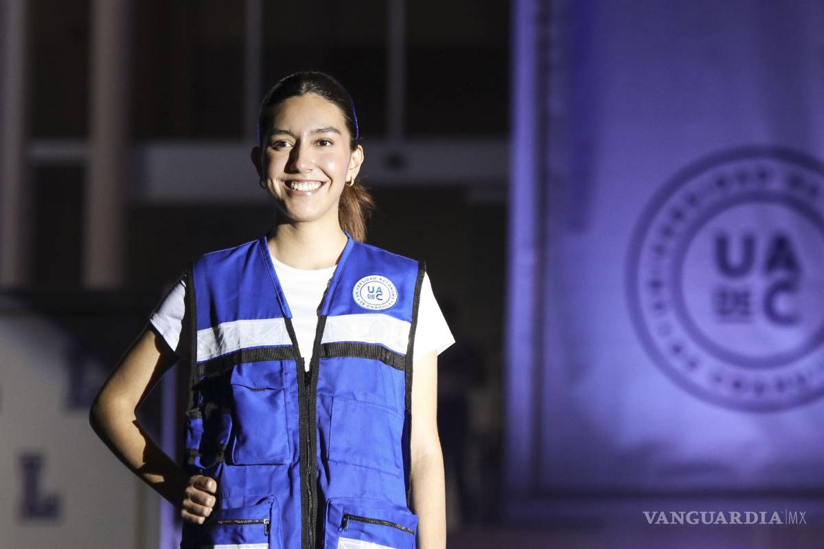 $!La medallista olímpica y alumna de la UAdeC, Ángela Ruiz Rosales, modeló prendas y accesorios de la nueva línea de Lobos.