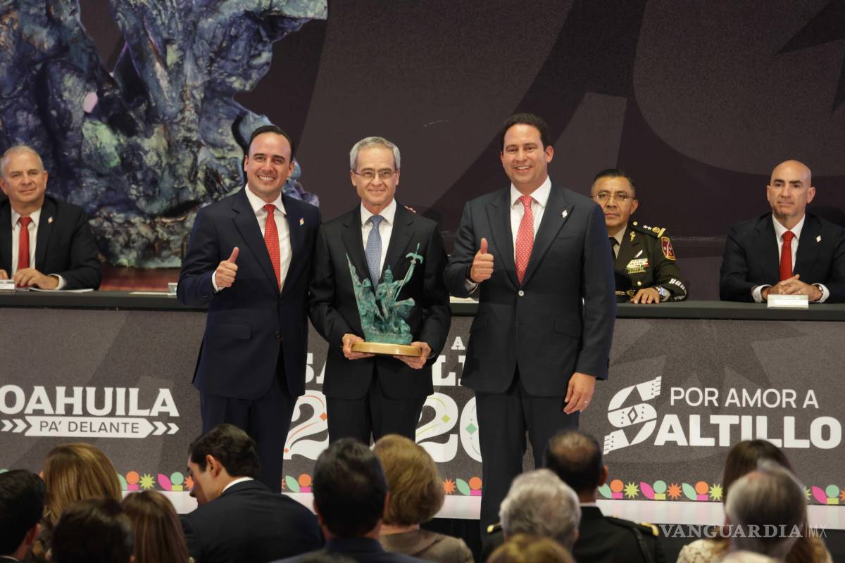 $!Luis Arizpe Jiménez recibió la Presea Saltillo por una trayectoria vinculada al desarrollo económico, social y educativo de Saltillo.
