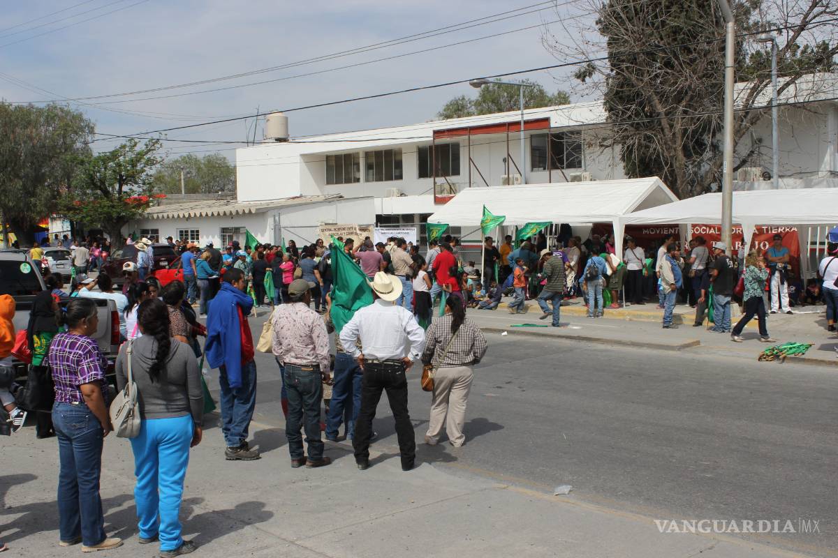 Toman campesinos las oficinas de Sedesol