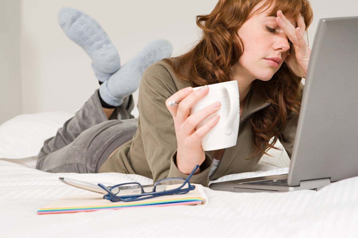 Usar la computadora, tableta o celular no daña los ojos, afirma especialista