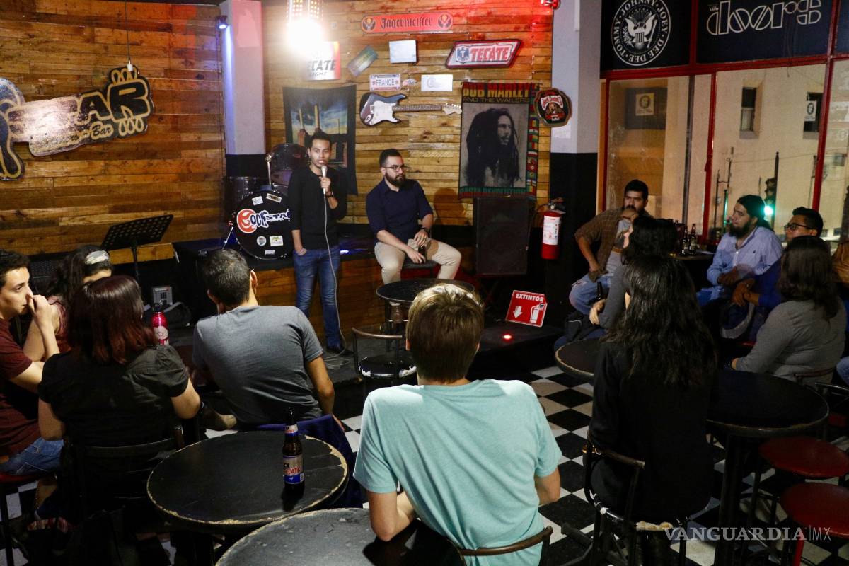 $!Jóvenes se reúnen para hablar de política en bar de Saltillo