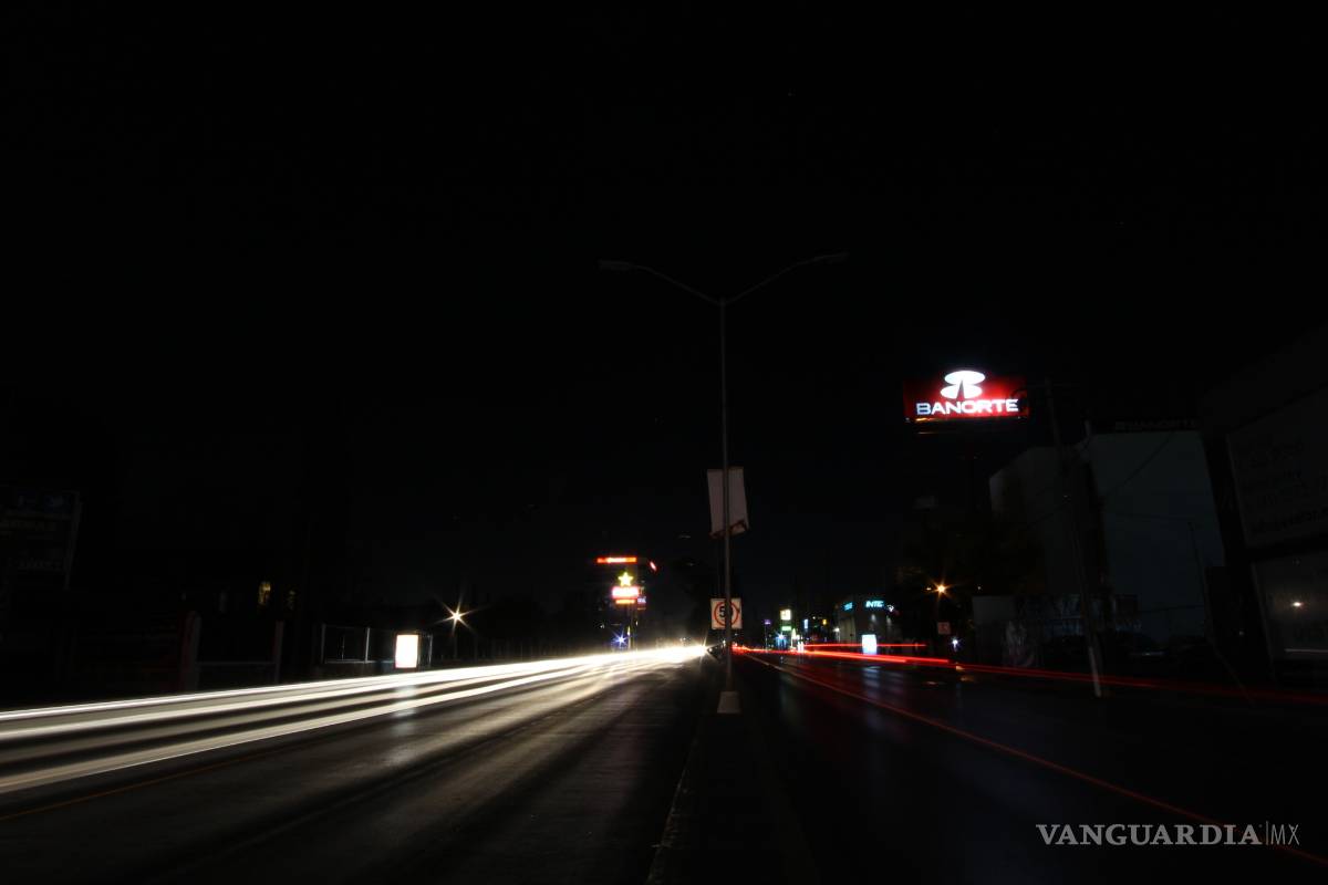 $!Fallan nuevas luminarias en Saltillo