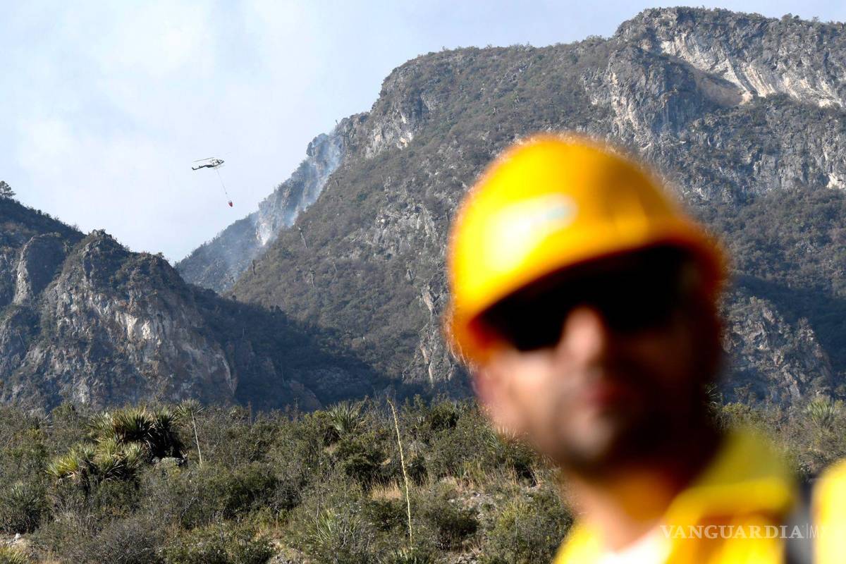 $!Brigadistas sofocan el incendio que ya había sido reportado como liquidado.