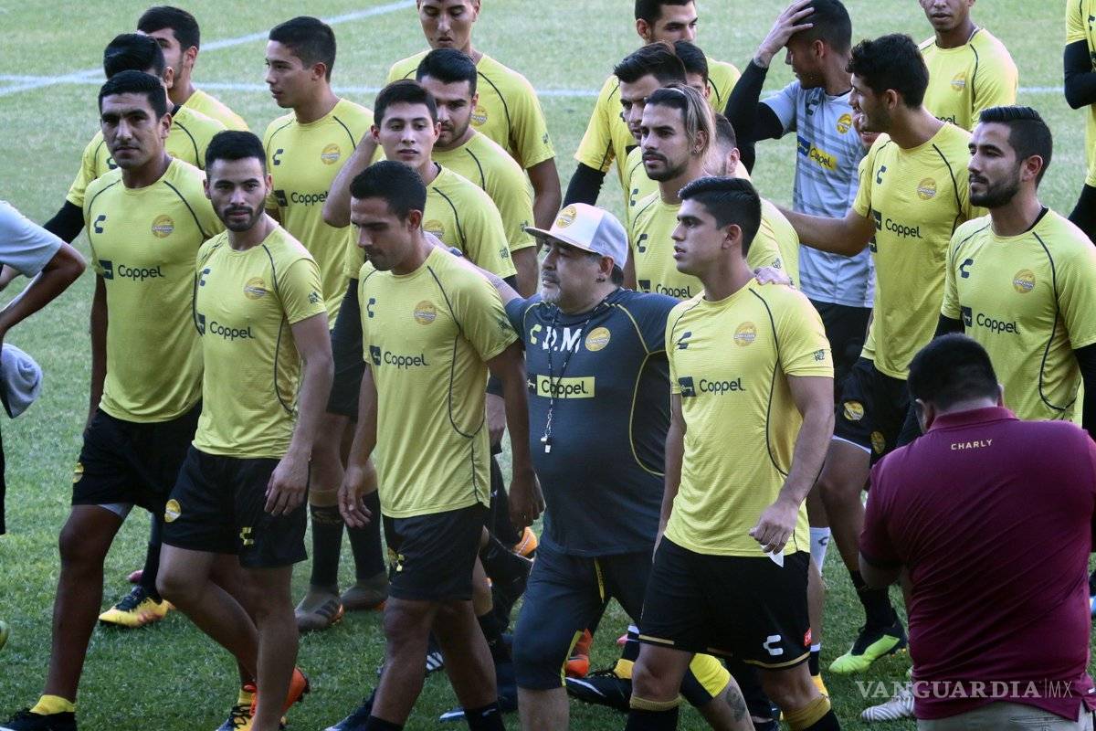 $!Maradona muestra sus mejores pases de baile en la práctica de Dorados