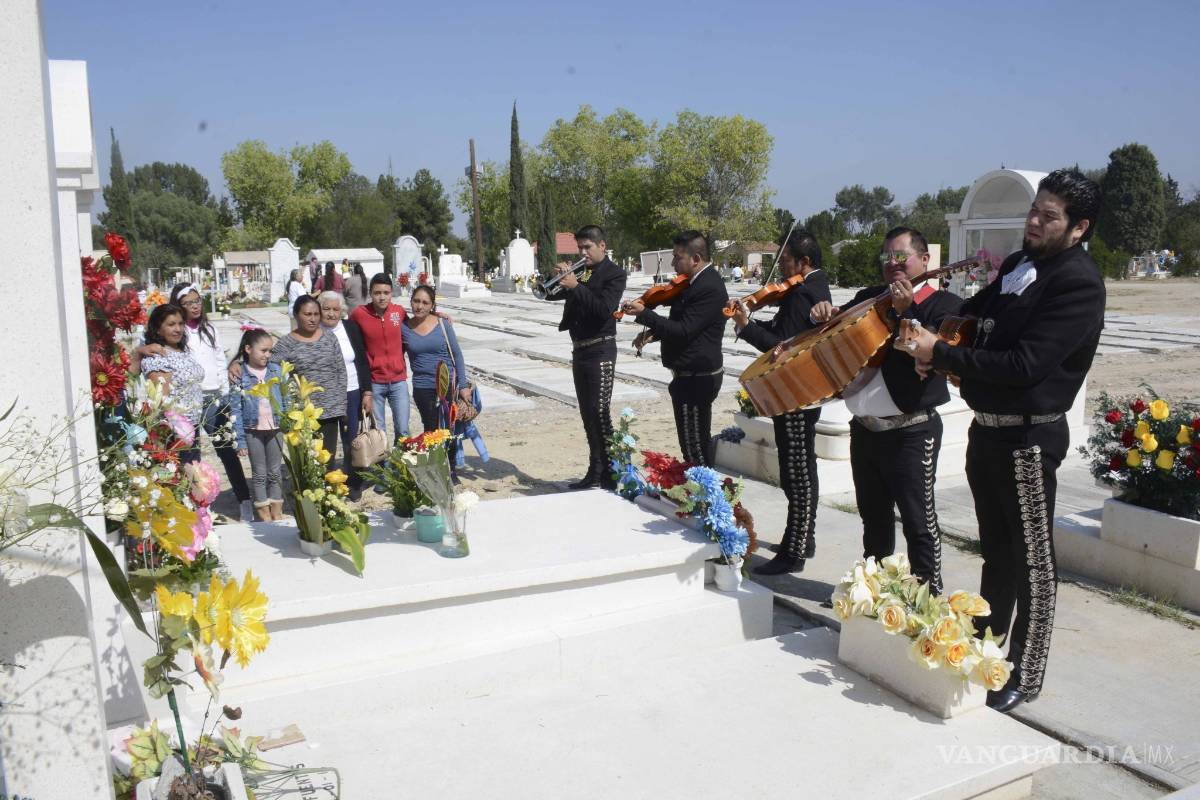 $!En el Día de Muertos, ellos no olvidan ni dejan solos a sus seres queridos [FOTOS]