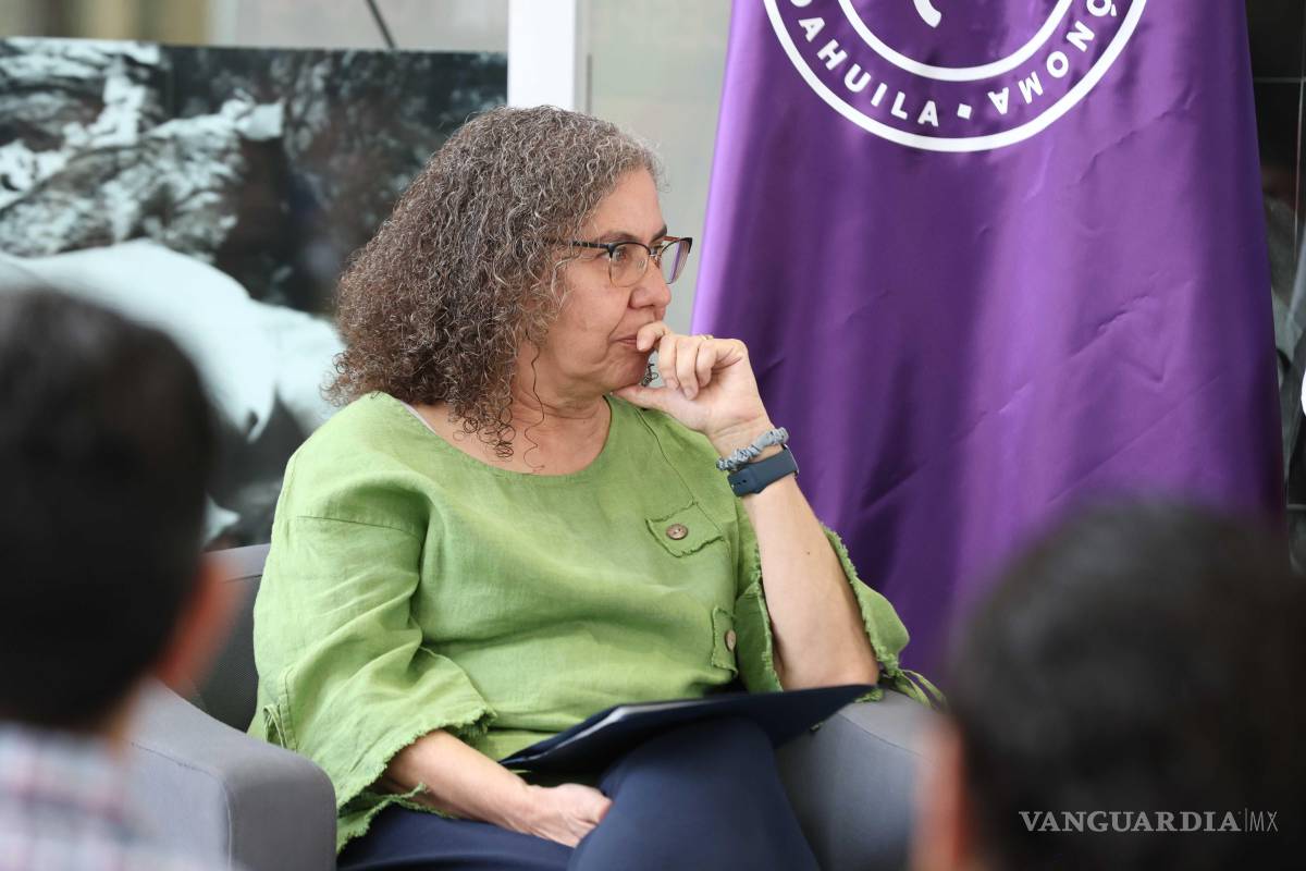 $!Julieta Carabaza, coordinadora del proyecto, explicó que el libro no solo documenta nombres, sino también procesos y luchas, brindando una herramienta para comprender la evolución del papel femenino en la UAdeC.