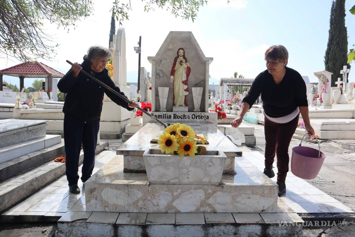 $!A pesar de la baja presencia de adornos, algunas familias aprovechan el Día de los Muertos para limpiar y hacer mejoras en las tumbas de sus seres queridos.