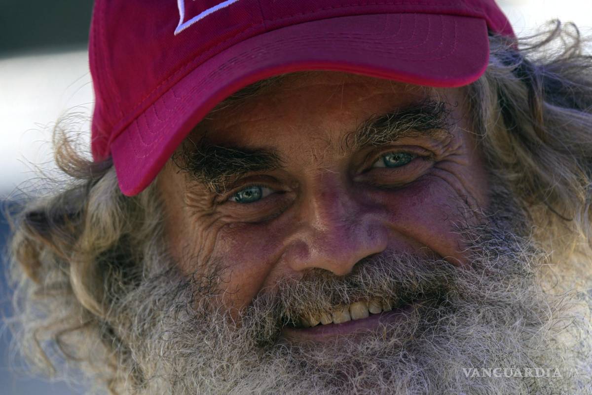 $!El australiano Timothy Lyndsay Shaddock sonríe durante una ceremonia de bienvenida de la compañía Grupomar tras ser rescatado en Manzanillo.