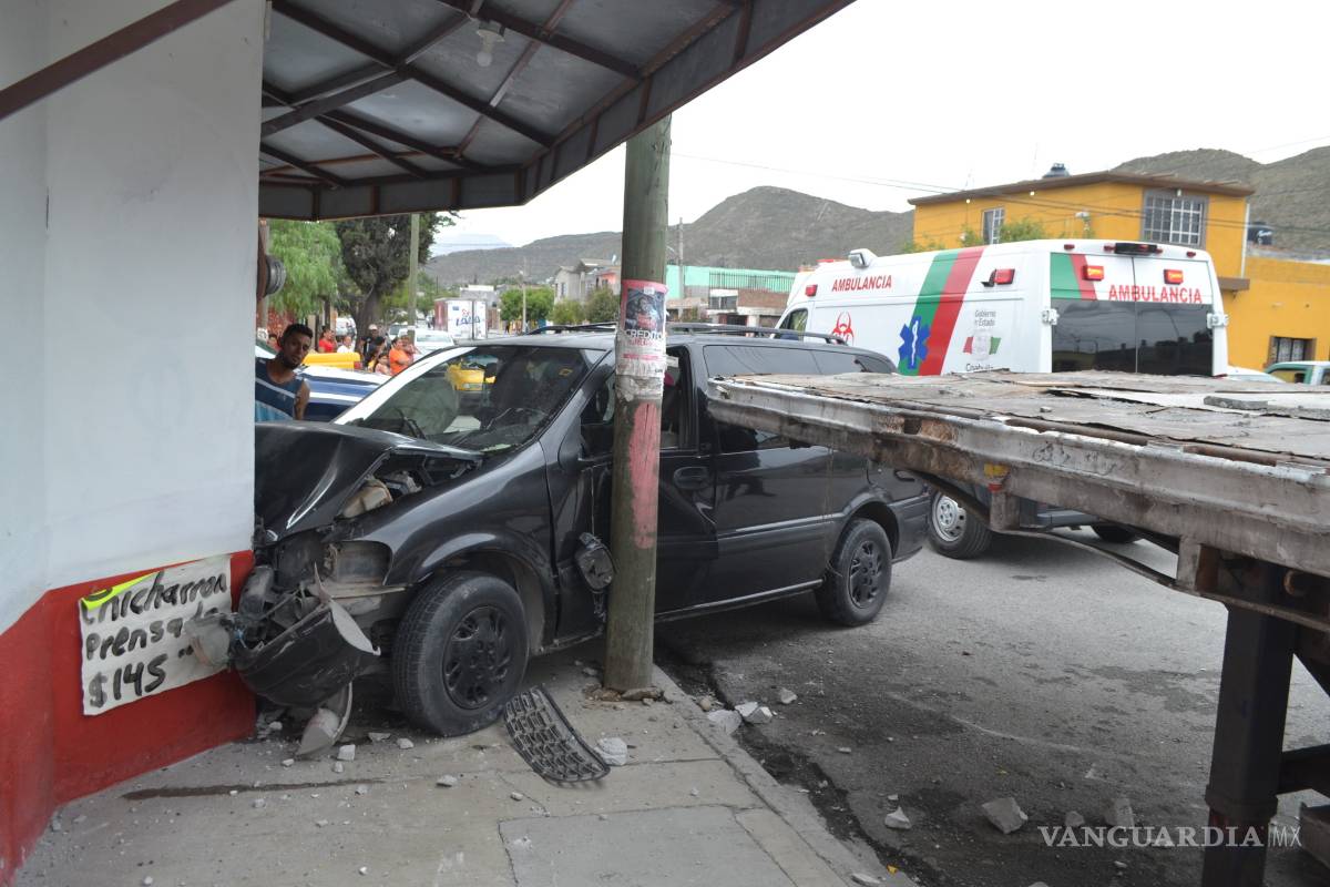 Estrella su camioneta contra una carnicería en colonia Guayulera de Saltillo