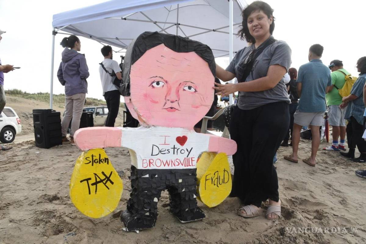 $!Natalia Salinas sostiene una piñata de Elon Musk durante una protesta en la playa de Boca Chica, Texas, la tarde del sábado 3 de mayo de 2025.
