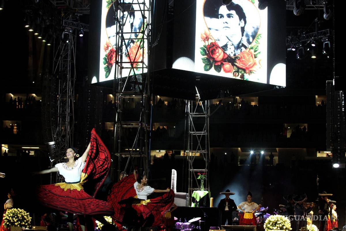 Con música y baile recuerdan a Juan Gabriel en Guadalajara