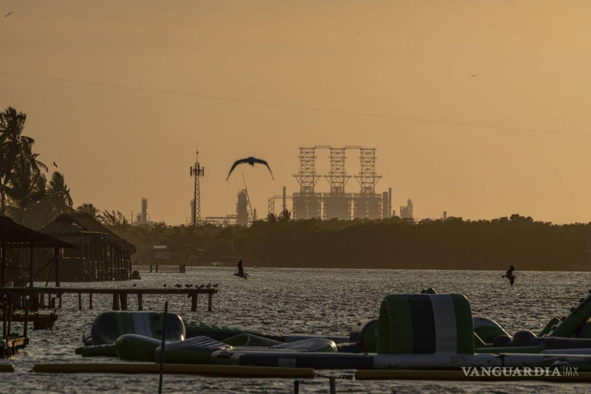 $!Refinería Olmeca Dos Bocas captadas desde el margen del Río Seco. El lunes se suscitó un incendio debido a una fuga en una bomba de carga de crudo.