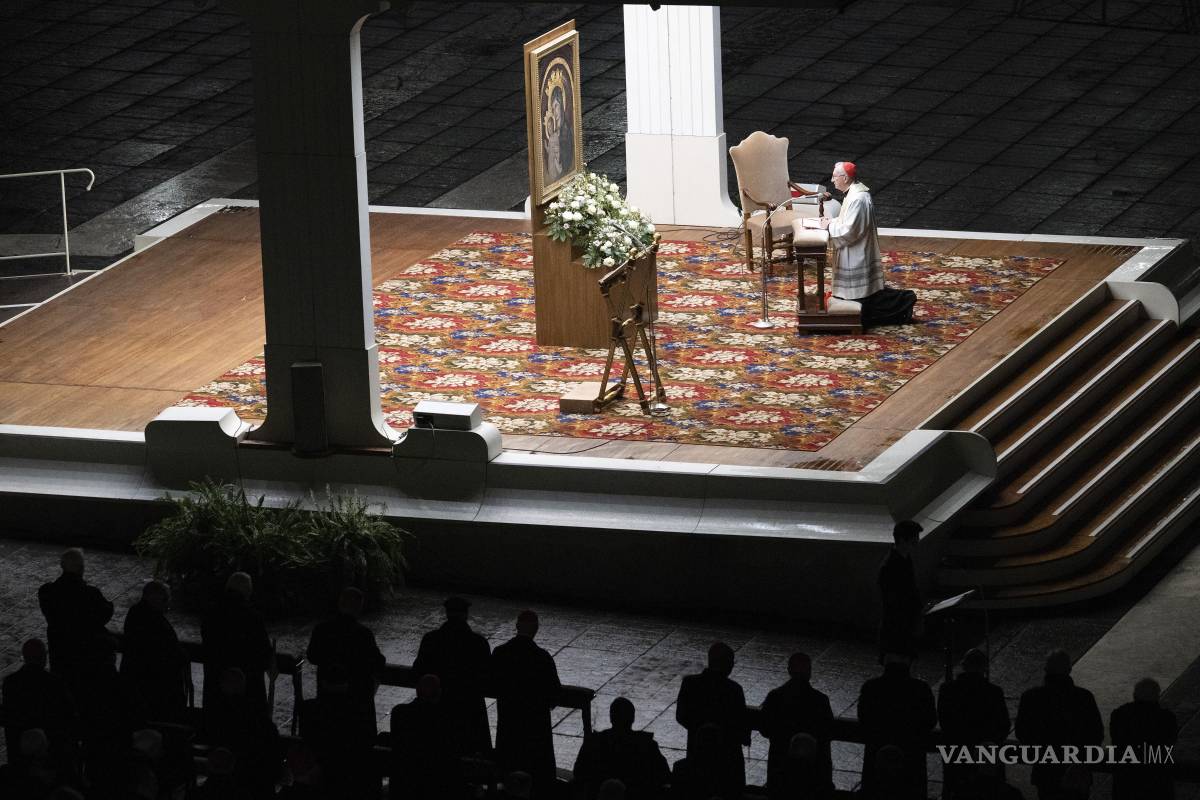 $!El cardenal Pietro Parolin, secretario de Estado del Vaticano, dirige el rezo del rosario por la salud del papa Francisco en la plaza de San Pedro.