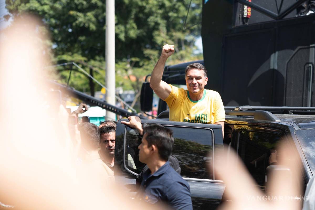 $!El candidato a la presidencia de Brasil por el Partido Liberal, Flávio Bolsonaro, saluda durante una caravana este sábado, en Santa Bárbara d’Oeste, Brasil.