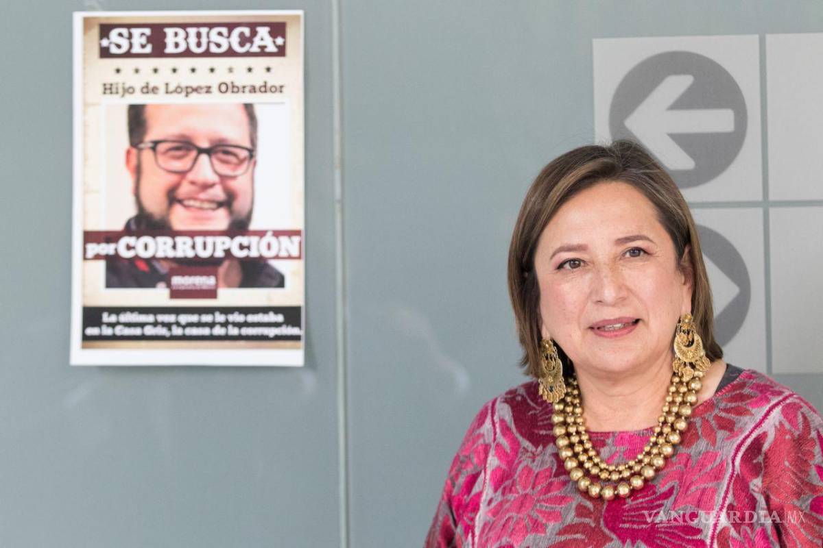 $!Xóchitl Gálvez Ruiz, senadora panista, posa con un cártel de “Se Busca” con el rostro de José Ramón López Beltrán.