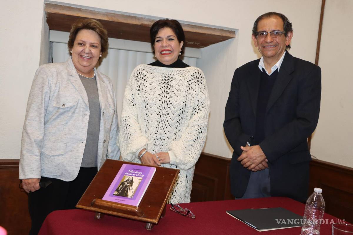$!Los presentadores posan junto a la directora del CECUVAR, Esperanza Dávila Sota (izq.).