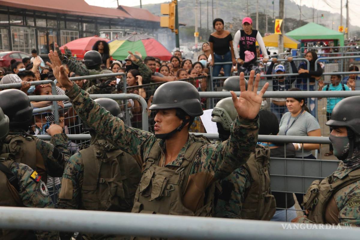 $!Un militar pide calma a familiares de presos tras los enfrentamientos en la Penitenciaría del Litoral de Guayaquil, Ecuador.