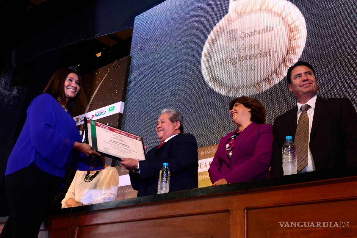Entregan la Presea Coahuila 2016 al Mérito Magisterial