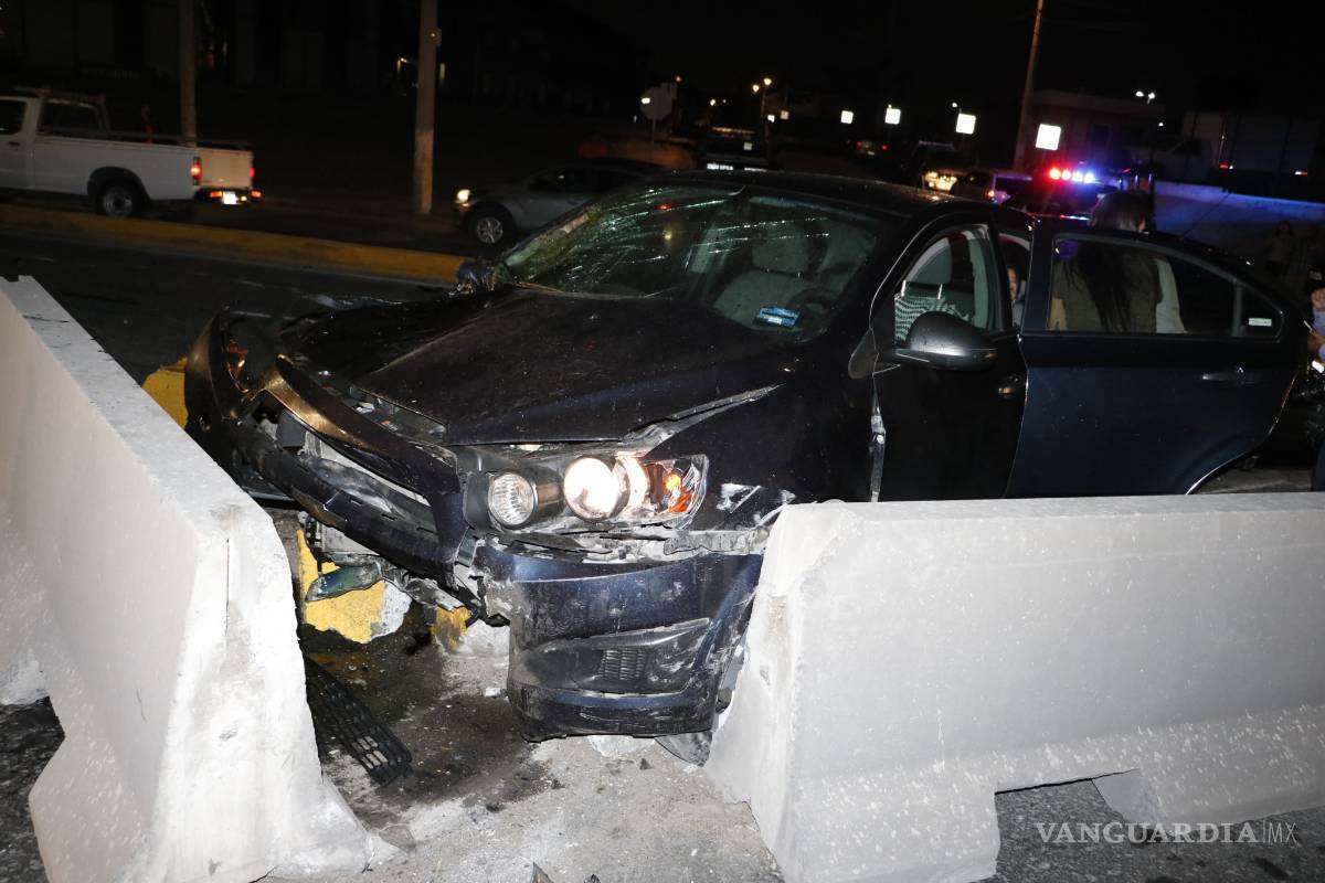 Jovencita causa aparatoso accidente en Saltillo; hay dos lesionadas