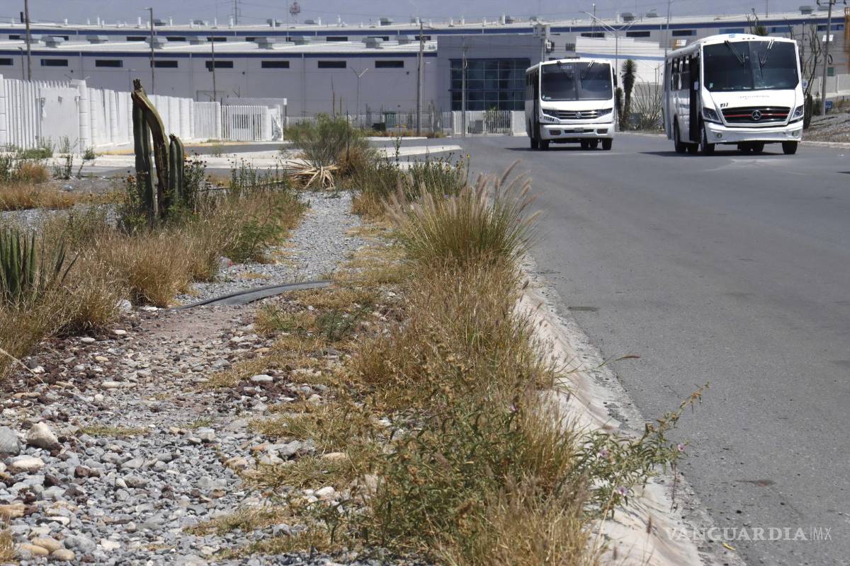 $!Obras de recarpeteo e iluminación en el parque industrial Pideco, Ramos Arizpe, como parte del programa de mejora urbana.