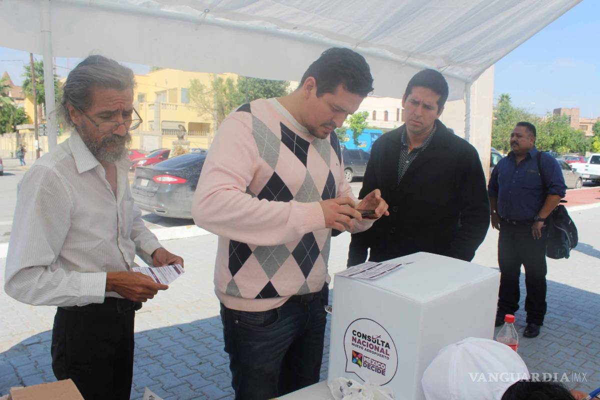 $!Delegado de AMLO en Coahuila defiende la consulta del NAIM pese a fallas